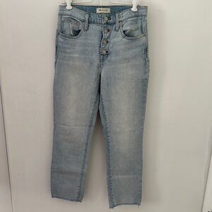 High rise slim jean. Light weight and button fly. Runs big, more like a sz 26.